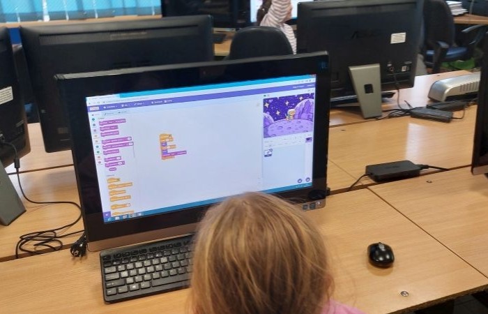 Zbliża się koniec roku szkolnego, a my z dumą spoglądamy wstecz na to, co udało nam się osiągnąć w ramach projektu S.Z.U.M.  Przez ostatnie miesiące uczestnicy zajęć robotycznych: poznawali różne programy i aplikacje, uczyli się programowania w Scratchu, budowali własne roboty i konstrukcje z klocków LEGO Spike Essential.
To był czas pełen nauki, kreatywności i dobrej zabawy. 
