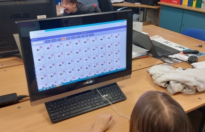 Zbliża się koniec roku szkolnego, a my z dumą spoglądamy wstecz na to, co udało nam się osiągnąć w ramach projektu S.Z.U.M.  Przez ostatnie miesiące uczestnicy zajęć robotycznych: poznawali różne programy i aplikacje, uczyli się programowania w Scratchu, budowali własne roboty i konstrukcje z klocków LEGO Spike Essential.
To był czas pełen nauki, kreatywności i dobrej zabawy. 
