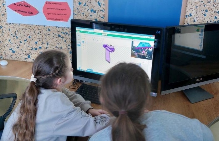 Zbliża się koniec roku szkolnego, a my z dumą spoglądamy wstecz na to, co udało nam się osiągnąć w ramach projektu S.Z.U.M.  Przez ostatnie miesiące uczestnicy zajęć robotycznych: poznawali różne programy i aplikacje, uczyli się programowania w Scratchu, budowali własne roboty i konstrukcje z klocków LEGO Spike Essential.
To był czas pełen nauki, kreatywności i dobrej zabawy. 
