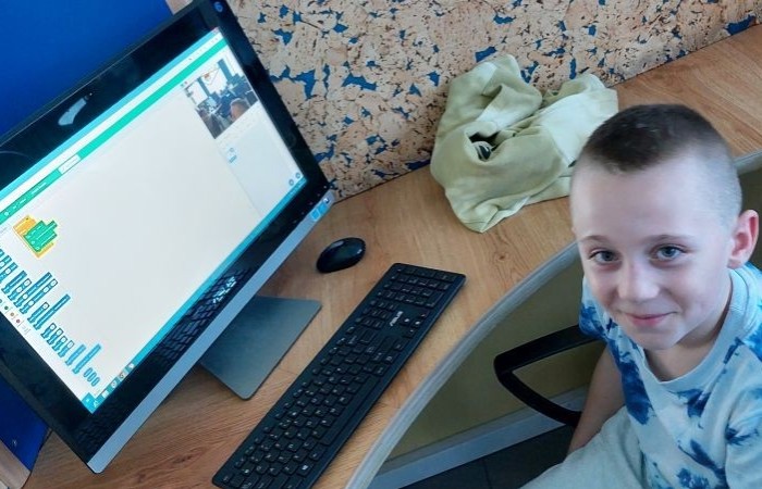 Zbliża się koniec roku szkolnego, a my z dumą spoglądamy wstecz na to, co udało nam się osiągnąć w ramach projektu S.Z.U.M.  Przez ostatnie miesiące uczestnicy zajęć robotycznych: poznawali różne programy i aplikacje, uczyli się programowania w Scratchu, budowali własne roboty i konstrukcje z klocków LEGO Spike Essential.
To był czas pełen nauki, kreatywności i dobrej zabawy. 
