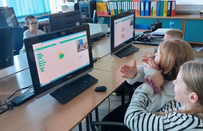 Zbliża się koniec roku szkolnego, a my z dumą spoglądamy wstecz na to, co udało nam się osiągnąć w ramach projektu S.Z.U.M.  Przez ostatnie miesiące uczestnicy zajęć robotycznych: poznawali różne programy i aplikacje, uczyli się programowania w Scratchu, budowali własne roboty i konstrukcje z klocków LEGO Spike Essential.
To był czas pełen nauki, kreatywności i dobrej zabawy. 
