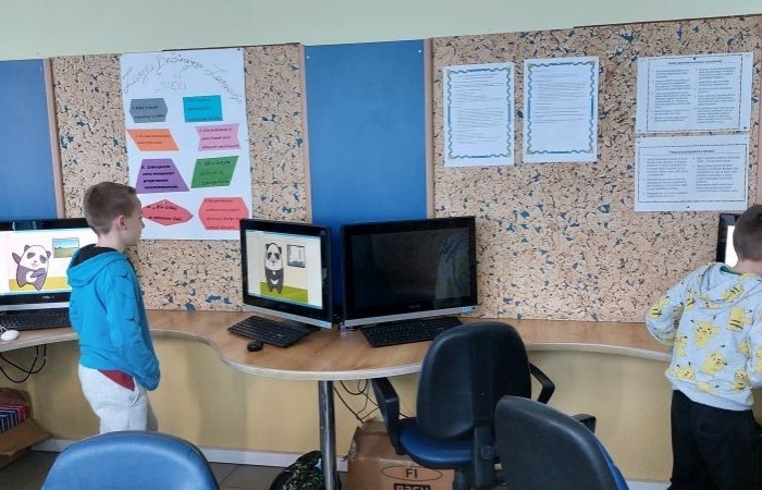 Zbliża się koniec roku szkolnego, a my z dumą spoglądamy wstecz na to, co udało nam się osiągnąć w ramach projektu S.Z.U.M.  Przez ostatnie miesiące uczestnicy zajęć robotycznych: poznawali różne programy i aplikacje, uczyli się programowania w Scratchu, budowali własne roboty i konstrukcje z klocków LEGO Spike Essential.
To był czas pełen nauki, kreatywności i dobrej zabawy. 
