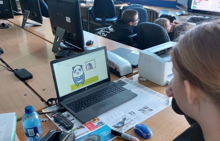 Zbliża się koniec roku szkolnego, a my z dumą spoglądamy wstecz na to, co udało nam się osiągnąć w ramach projektu S.Z.U.M.  Przez ostatnie miesiące uczestnicy zajęć robotycznych: poznawali różne programy i aplikacje, uczyli się programowania w Scratchu, budowali własne roboty i konstrukcje z klocków LEGO Spike Essential.
To był czas pełen nauki, kreatywności i dobrej zabawy. 
