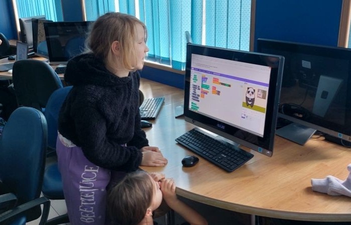 Zbliża się koniec roku szkolnego, a my z dumą spoglądamy wstecz na to, co udało nam się osiągnąć w ramach projektu S.Z.U.M.  Przez ostatnie miesiące uczestnicy zajęć robotycznych: poznawali różne programy i aplikacje, uczyli się programowania w Scratchu, budowali własne roboty i konstrukcje z klocków LEGO Spike Essential.
To był czas pełen nauki, kreatywności i dobrej zabawy. 
