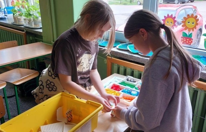 Zbliża się koniec roku szkolnego, a my z dumą spoglądamy wstecz na to, co udało nam się osiągnąć w ramach projektu S.Z.U.M.  Przez ostatnie miesiące uczestnicy zajęć robotycznych: poznawali różne programy i aplikacje, uczyli się programowania w Scratchu, budowali własne roboty i konstrukcje z klocków LEGO Spike Essential.
To był czas pełen nauki, kreatywności i dobrej zabawy. 
