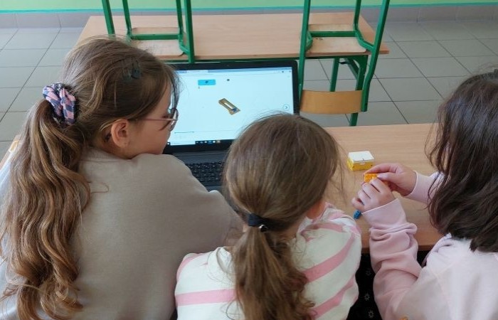 Zbliża się koniec roku szkolnego, a my z dumą spoglądamy wstecz na to, co udało nam się osiągnąć w ramach projektu S.Z.U.M.  Przez ostatnie miesiące uczestnicy zajęć robotycznych: poznawali różne programy i aplikacje, uczyli się programowania w Scratchu, budowali własne roboty i konstrukcje z klocków LEGO Spike Essential.
To był czas pełen nauki, kreatywności i dobrej zabawy. 
