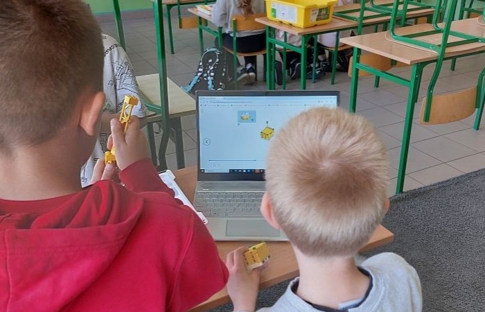 Zbliża się koniec roku szkolnego, a my z dumą spoglądamy wstecz na to, co udało nam się osiągnąć w ramach projektu S.Z.U.M.  Przez ostatnie miesiące uczestnicy zajęć robotycznych: poznawali różne programy i aplikacje, uczyli się programowania w Scratchu, budowali własne roboty i konstrukcje z klocków LEGO Spike Essential.
To był czas pełen nauki, kreatywności i dobrej zabawy. 
