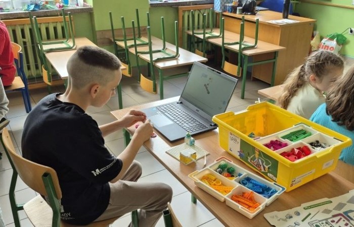 Zbliża się koniec roku szkolnego, a my z dumą spoglądamy wstecz na to, co udało nam się osiągnąć w ramach projektu S.Z.U.M.  Przez ostatnie miesiące uczestnicy zajęć robotycznych: poznawali różne programy i aplikacje, uczyli się programowania w Scratchu, budowali własne roboty i konstrukcje z klocków LEGO Spike Essential.
To był czas pełen nauki, kreatywności i dobrej zabawy. 
