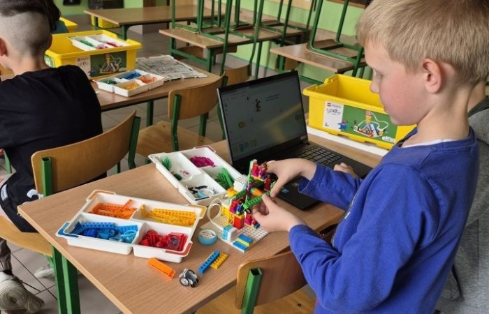 Zbliża się koniec roku szkolnego, a my z dumą spoglądamy wstecz na to, co udało nam się osiągnąć w ramach projektu S.Z.U.M.  Przez ostatnie miesiące uczestnicy zajęć robotycznych: poznawali różne programy i aplikacje, uczyli się programowania w Scratchu, budowali własne roboty i konstrukcje z klocków LEGO Spike Essential.
To był czas pełen nauki, kreatywności i dobrej zabawy. 
