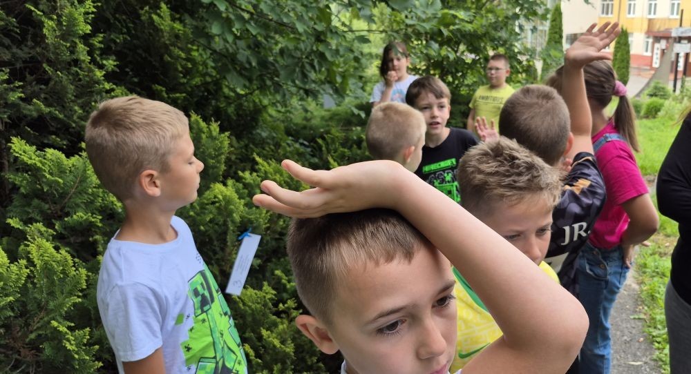 W ramach projektu S.Z.U.M. nasi najmłodsi uczniowie z klas 1-3 wzięli udział w wyjątkowej zabawie edukacyjnej – podchodach ekologicznych. Na terenie szkoły czekały na nich liczne zadania, które nie tylko dostarczyły mnóstwo radości, ale również uczyły, jak dbać o naszą planetę. Dzieci m.in.: rozwiązywały zagadki przyrodnicze, przytulały drzewa, poszukiwały ukrytych figurek zwierząt, wspólnie śpiewały piosenkę o Ziemi, zapisywały ekologiczne hasła – jak pomagać planecie, pokonywały tor przeszkód z ekologicznym przesłaniem. Było radośnie, aktywnie i bardzo zielono.