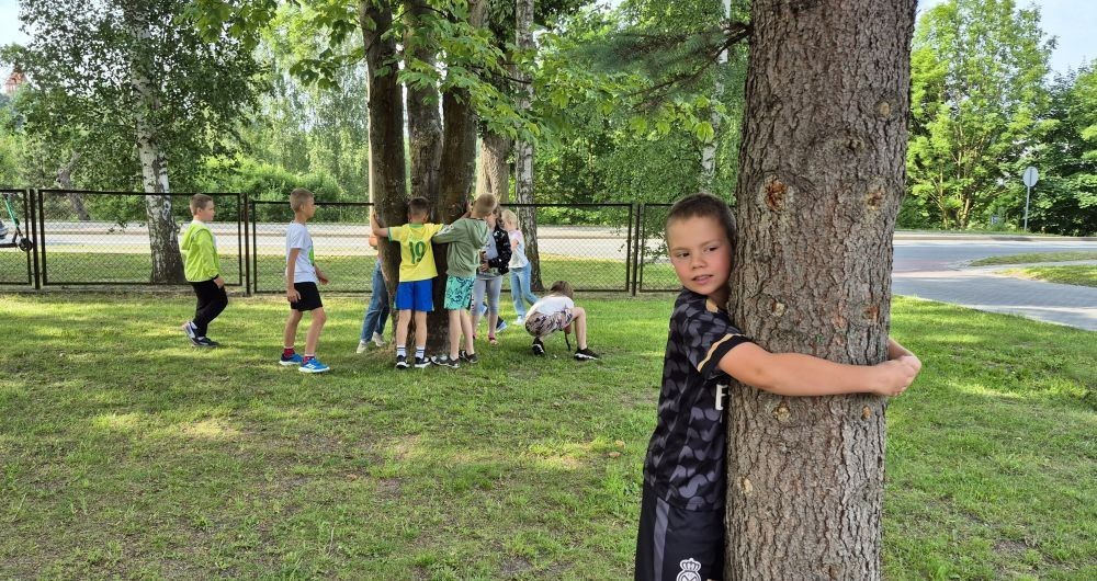 W ramach projektu S.Z.U.M. nasi najmłodsi uczniowie z klas 1-3 wzięli udział w wyjątkowej zabawie edukacyjnej – podchodach ekologicznych. Na terenie szkoły czekały na nich liczne zadania, które nie tylko dostarczyły mnóstwo radości, ale również uczyły, jak dbać o naszą planetę. Dzieci m.in.: rozwiązywały zagadki przyrodnicze, przytulały drzewa, poszukiwały ukrytych figurek zwierząt, wspólnie śpiewały piosenkę o Ziemi, zapisywały ekologiczne hasła – jak pomagać planecie, pokonywały tor przeszkód z ekologicznym przesłaniem. Było radośnie, aktywnie i bardzo zielono.