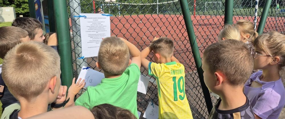W ramach projektu S.Z.U.M. nasi najmłodsi uczniowie z klas 1-3 wzięli udział w wyjątkowej zabawie edukacyjnej – podchodach ekologicznych. Na terenie szkoły czekały na nich liczne zadania, które nie tylko dostarczyły mnóstwo radości, ale również uczyły, jak dbać o naszą planetę. Dzieci m.in.: rozwiązywały zagadki przyrodnicze, przytulały drzewa, poszukiwały ukrytych figurek zwierząt, wspólnie śpiewały piosenkę o Ziemi, zapisywały ekologiczne hasła – jak pomagać planecie, pokonywały tor przeszkód z ekologicznym przesłaniem. Było radośnie, aktywnie i bardzo zielono.