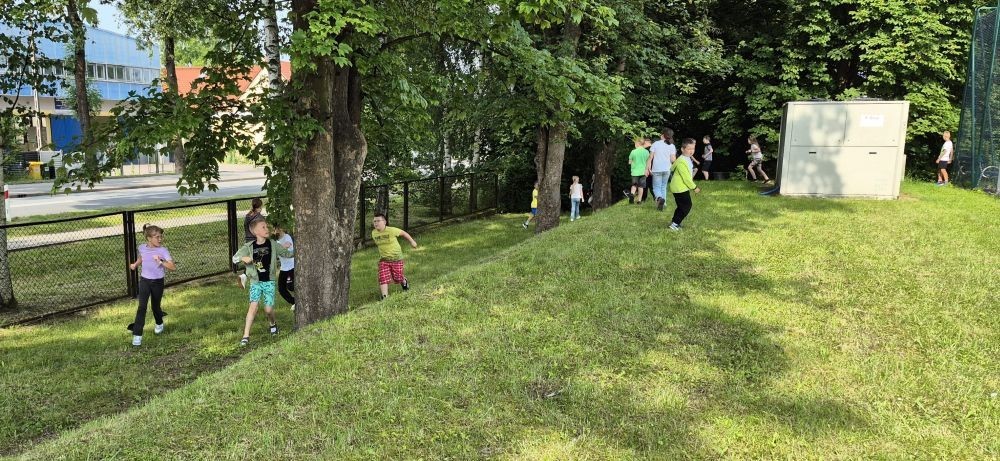 W ramach projektu S.Z.U.M. nasi najmłodsi uczniowie z klas 1-3 wzięli udział w wyjątkowej zabawie edukacyjnej – podchodach ekologicznych. Na terenie szkoły czekały na nich liczne zadania, które nie tylko dostarczyły mnóstwo radości, ale również uczyły, jak dbać o naszą planetę. Dzieci m.in.: rozwiązywały zagadki przyrodnicze, przytulały drzewa, poszukiwały ukrytych figurek zwierząt, wspólnie śpiewały piosenkę o Ziemi, zapisywały ekologiczne hasła – jak pomagać planecie, pokonywały tor przeszkód z ekologicznym przesłaniem. Było radośnie, aktywnie i bardzo zielono.