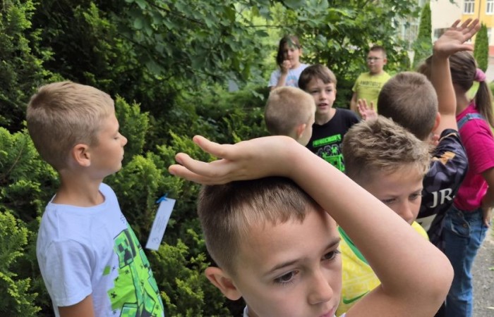 W ramach projektu S.Z.U.M. nasi najmłodsi uczniowie z klas 1-3 wzięli udział w wyjątkowej zabawie edukacyjnej – podchodach ekologicznych. Na terenie szkoły czekały na nich liczne zadania, które nie tylko dostarczyły mnóstwo radości, ale również uczyły, jak dbać o naszą planetę. Dzieci m.in.: rozwiązywały zagadki przyrodnicze, przytulały drzewa, poszukiwały ukrytych figurek zwierząt, wspólnie śpiewały piosenkę o Ziemi, zapisywały ekologiczne hasła – jak pomagać planecie, pokonywały tor przeszkód z ekologicznym przesłaniem. Było radośnie, aktywnie i bardzo zielono.