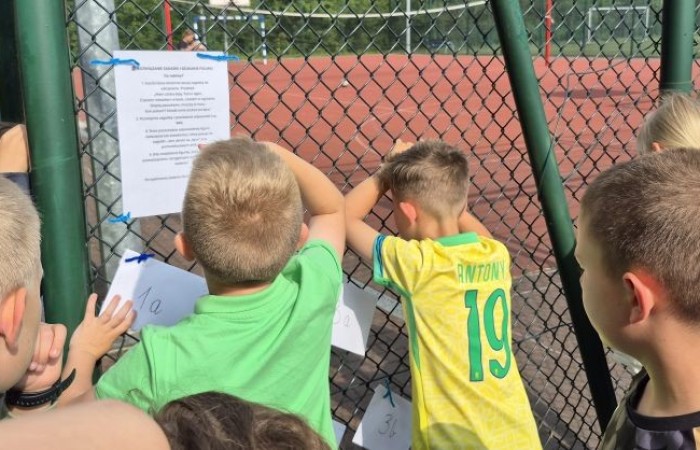 W ramach projektu S.Z.U.M. nasi najmłodsi uczniowie z klas 1-3 wzięli udział w wyjątkowej zabawie edukacyjnej – podchodach ekologicznych. Na terenie szkoły czekały na nich liczne zadania, które nie tylko dostarczyły mnóstwo radości, ale również uczyły, jak dbać o naszą planetę. Dzieci m.in.: rozwiązywały zagadki przyrodnicze, przytulały drzewa, poszukiwały ukrytych figurek zwierząt, wspólnie śpiewały piosenkę o Ziemi, zapisywały ekologiczne hasła – jak pomagać planecie, pokonywały tor przeszkód z ekologicznym przesłaniem. Było radośnie, aktywnie i bardzo zielono.