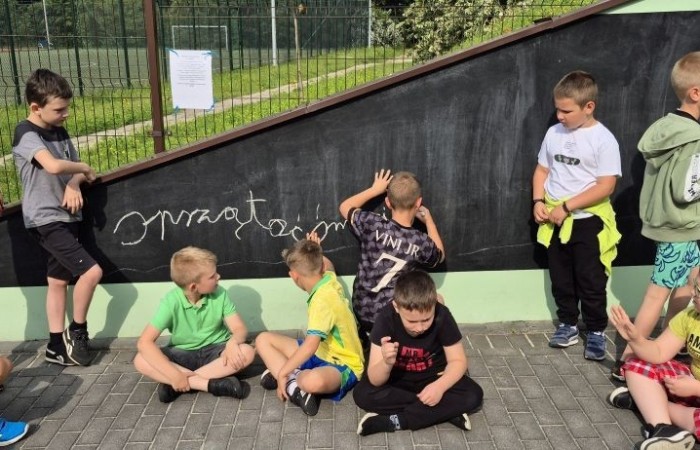 W ramach projektu S.Z.U.M. nasi najmłodsi uczniowie z klas 1-3 wzięli udział w wyjątkowej zabawie edukacyjnej – podchodach ekologicznych. Na terenie szkoły czekały na nich liczne zadania, które nie tylko dostarczyły mnóstwo radości, ale również uczyły, jak dbać o naszą planetę. Dzieci m.in.: rozwiązywały zagadki przyrodnicze, przytulały drzewa, poszukiwały ukrytych figurek zwierząt, wspólnie śpiewały piosenkę o Ziemi, zapisywały ekologiczne hasła – jak pomagać planecie, pokonywały tor przeszkód z ekologicznym przesłaniem. Było radośnie, aktywnie i bardzo zielono.