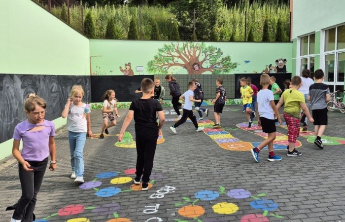 W ramach projektu S.Z.U.M. nasi najmłodsi uczniowie z klas 1-3 wzięli udział w wyjątkowej zabawie edukacyjnej – podchodach ekologicznych. Na terenie szkoły czekały na nich liczne zadania, które nie tylko dostarczyły mnóstwo radości, ale również uczyły, jak dbać o naszą planetę. Dzieci m.in.: rozwiązywały zagadki przyrodnicze, przytulały drzewa, poszukiwały ukrytych figurek zwierząt, wspólnie śpiewały piosenkę o Ziemi, zapisywały ekologiczne hasła – jak pomagać planecie, pokonywały tor przeszkód z ekologicznym przesłaniem. Było radośnie, aktywnie i bardzo zielono.