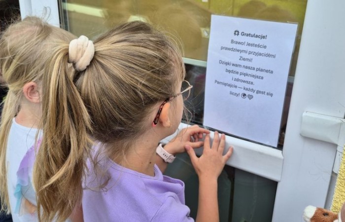 W ramach projektu S.Z.U.M. nasi najmłodsi uczniowie z klas 1-3 wzięli udział w wyjątkowej zabawie edukacyjnej – podchodach ekologicznych. Na terenie szkoły czekały na nich liczne zadania, które nie tylko dostarczyły mnóstwo radości, ale również uczyły, jak dbać o naszą planetę. Dzieci m.in.: rozwiązywały zagadki przyrodnicze, przytulały drzewa, poszukiwały ukrytych figurek zwierząt, wspólnie śpiewały piosenkę o Ziemi, zapisywały ekologiczne hasła – jak pomagać planecie, pokonywały tor przeszkód z ekologicznym przesłaniem. Było radośnie, aktywnie i bardzo zielono.