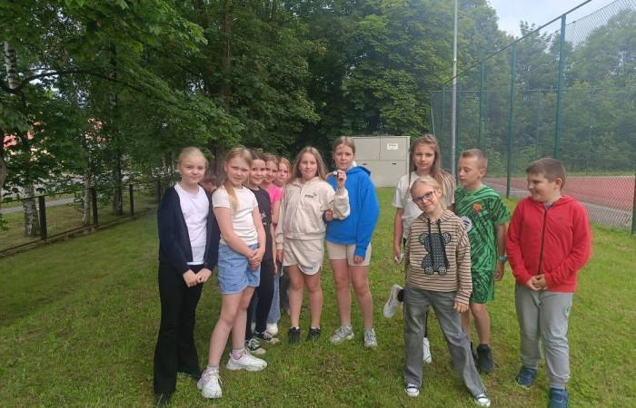 W ramach projektu S.Z.U.M. nasi najmłodsi uczniowie z klas 1-3 wzięli udział w wyjątkowej zabawie edukacyjnej – podchodach ekologicznych. Na terenie szkoły czekały na nich liczne zadania, które nie tylko dostarczyły mnóstwo radości, ale również uczyły, jak dbać o naszą planetę. Dzieci m.in.: rozwiązywały zagadki przyrodnicze, przytulały drzewa, poszukiwały ukrytych figurek zwierząt, wspólnie śpiewały piosenkę o Ziemi, zapisywały ekologiczne hasła – jak pomagać planecie, pokonywały tor przeszkód z ekologicznym przesłaniem. Było radośnie, aktywnie i bardzo zielono.