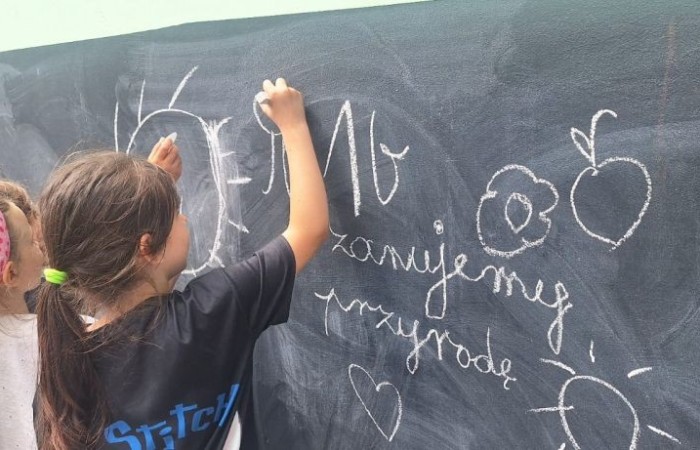W ramach projektu S.Z.U.M. nasi najmłodsi uczniowie z klas 1-3 wzięli udział w wyjątkowej zabawie edukacyjnej – podchodach ekologicznych. Na terenie szkoły czekały na nich liczne zadania, które nie tylko dostarczyły mnóstwo radości, ale również uczyły, jak dbać o naszą planetę. Dzieci m.in.: rozwiązywały zagadki przyrodnicze, przytulały drzewa, poszukiwały ukrytych figurek zwierząt, wspólnie śpiewały piosenkę o Ziemi, zapisywały ekologiczne hasła – jak pomagać planecie, pokonywały tor przeszkód z ekologicznym przesłaniem. Było radośnie, aktywnie i bardzo zielono.