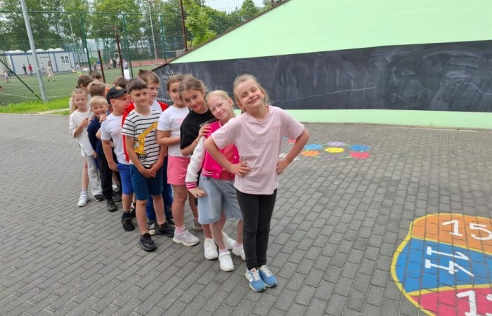 W ramach projektu S.Z.U.M. nasi najmłodsi uczniowie z klas 1-3 wzięli udział w wyjątkowej zabawie edukacyjnej – podchodach ekologicznych. Na terenie szkoły czekały na nich liczne zadania, które nie tylko dostarczyły mnóstwo radości, ale również uczyły, jak dbać o naszą planetę. Dzieci m.in.: rozwiązywały zagadki przyrodnicze, przytulały drzewa, poszukiwały ukrytych figurek zwierząt, wspólnie śpiewały piosenkę o Ziemi, zapisywały ekologiczne hasła – jak pomagać planecie, pokonywały tor przeszkód z ekologicznym przesłaniem. Było radośnie, aktywnie i bardzo zielono.