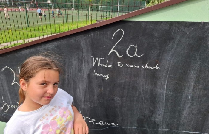 W ramach projektu S.Z.U.M. nasi najmłodsi uczniowie z klas 1-3 wzięli udział w wyjątkowej zabawie edukacyjnej – podchodach ekologicznych. Na terenie szkoły czekały na nich liczne zadania, które nie tylko dostarczyły mnóstwo radości, ale również uczyły, jak dbać o naszą planetę. Dzieci m.in.: rozwiązywały zagadki przyrodnicze, przytulały drzewa, poszukiwały ukrytych figurek zwierząt, wspólnie śpiewały piosenkę o Ziemi, zapisywały ekologiczne hasła – jak pomagać planecie, pokonywały tor przeszkód z ekologicznym przesłaniem. Było radośnie, aktywnie i bardzo zielono.