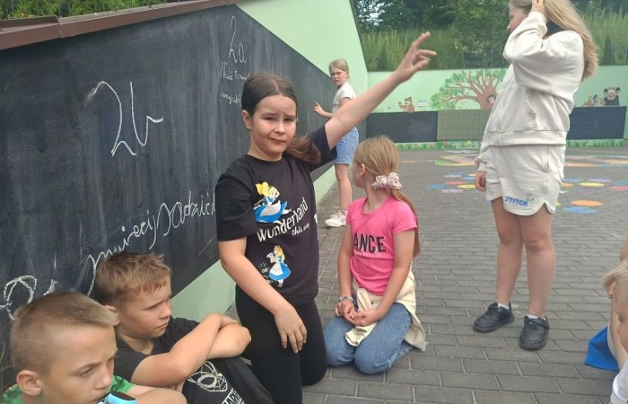W ramach projektu S.Z.U.M. nasi najmłodsi uczniowie z klas 1-3 wzięli udział w wyjątkowej zabawie edukacyjnej – podchodach ekologicznych. Na terenie szkoły czekały na nich liczne zadania, które nie tylko dostarczyły mnóstwo radości, ale również uczyły, jak dbać o naszą planetę. Dzieci m.in.: rozwiązywały zagadki przyrodnicze, przytulały drzewa, poszukiwały ukrytych figurek zwierząt, wspólnie śpiewały piosenkę o Ziemi, zapisywały ekologiczne hasła – jak pomagać planecie, pokonywały tor przeszkód z ekologicznym przesłaniem. Było radośnie, aktywnie i bardzo zielono.