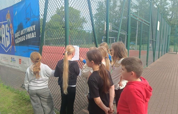 W ramach projektu S.Z.U.M. nasi najmłodsi uczniowie z klas 1-3 wzięli udział w wyjątkowej zabawie edukacyjnej – podchodach ekologicznych. Na terenie szkoły czekały na nich liczne zadania, które nie tylko dostarczyły mnóstwo radości, ale również uczyły, jak dbać o naszą planetę. Dzieci m.in.: rozwiązywały zagadki przyrodnicze, przytulały drzewa, poszukiwały ukrytych figurek zwierząt, wspólnie śpiewały piosenkę o Ziemi, zapisywały ekologiczne hasła – jak pomagać planecie, pokonywały tor przeszkód z ekologicznym przesłaniem. Było radośnie, aktywnie i bardzo zielono.