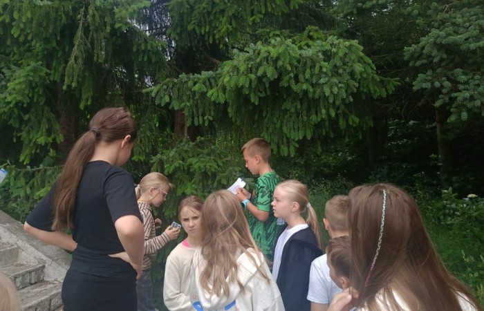 W ramach projektu S.Z.U.M. nasi najmłodsi uczniowie z klas 1-3 wzięli udział w wyjątkowej zabawie edukacyjnej – podchodach ekologicznych. Na terenie szkoły czekały na nich liczne zadania, które nie tylko dostarczyły mnóstwo radości, ale również uczyły, jak dbać o naszą planetę. Dzieci m.in.: rozwiązywały zagadki przyrodnicze, przytulały drzewa, poszukiwały ukrytych figurek zwierząt, wspólnie śpiewały piosenkę o Ziemi, zapisywały ekologiczne hasła – jak pomagać planecie, pokonywały tor przeszkód z ekologicznym przesłaniem. Było radośnie, aktywnie i bardzo zielono.