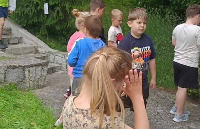 W ramach projektu S.Z.U.M. nasi najmłodsi uczniowie z klas 1-3 wzięli udział w wyjątkowej zabawie edukacyjnej – podchodach ekologicznych. Na terenie szkoły czekały na nich liczne zadania, które nie tylko dostarczyły mnóstwo radości, ale również uczyły, jak dbać o naszą planetę. Dzieci m.in.: rozwiązywały zagadki przyrodnicze, przytulały drzewa, poszukiwały ukrytych figurek zwierząt, wspólnie śpiewały piosenkę o Ziemi, zapisywały ekologiczne hasła – jak pomagać planecie, pokonywały tor przeszkód z ekologicznym przesłaniem. Było radośnie, aktywnie i bardzo zielono.