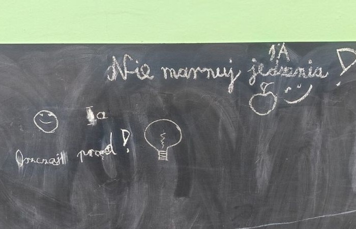 W ramach projektu S.Z.U.M. nasi najmłodsi uczniowie z klas 1-3 wzięli udział w wyjątkowej zabawie edukacyjnej – podchodach ekologicznych. Na terenie szkoły czekały na nich liczne zadania, które nie tylko dostarczyły mnóstwo radości, ale również uczyły, jak dbać o naszą planetę. Dzieci m.in.: rozwiązywały zagadki przyrodnicze, przytulały drzewa, poszukiwały ukrytych figurek zwierząt, wspólnie śpiewały piosenkę o Ziemi, zapisywały ekologiczne hasła – jak pomagać planecie, pokonywały tor przeszkód z ekologicznym przesłaniem. Było radośnie, aktywnie i bardzo zielono.