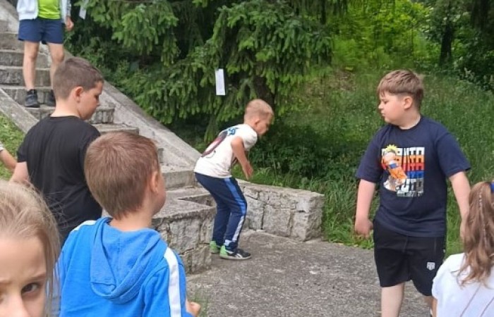 W ramach projektu S.Z.U.M. nasi najmłodsi uczniowie z klas 1-3 wzięli udział w wyjątkowej zabawie edukacyjnej – podchodach ekologicznych. Na terenie szkoły czekały na nich liczne zadania, które nie tylko dostarczyły mnóstwo radości, ale również uczyły, jak dbać o naszą planetę. Dzieci m.in.: rozwiązywały zagadki przyrodnicze, przytulały drzewa, poszukiwały ukrytych figurek zwierząt, wspólnie śpiewały piosenkę o Ziemi, zapisywały ekologiczne hasła – jak pomagać planecie, pokonywały tor przeszkód z ekologicznym przesłaniem. Było radośnie, aktywnie i bardzo zielono.