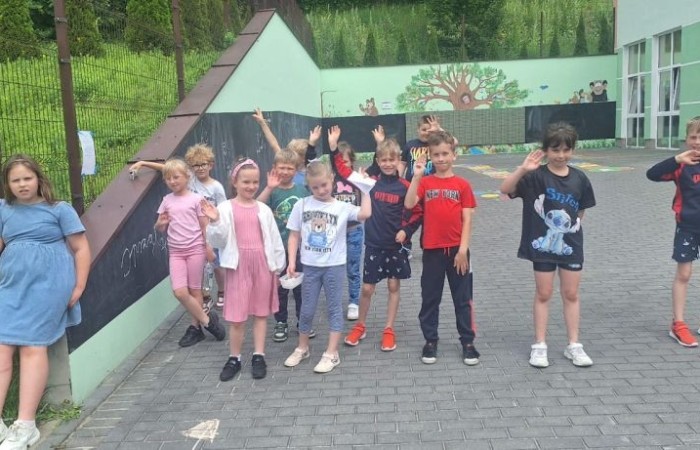 W ramach projektu S.Z.U.M. nasi najmłodsi uczniowie z klas 1-3 wzięli udział w wyjątkowej zabawie edukacyjnej – podchodach ekologicznych. Na terenie szkoły czekały na nich liczne zadania, które nie tylko dostarczyły mnóstwo radości, ale również uczyły, jak dbać o naszą planetę. Dzieci m.in.: rozwiązywały zagadki przyrodnicze, przytulały drzewa, poszukiwały ukrytych figurek zwierząt, wspólnie śpiewały piosenkę o Ziemi, zapisywały ekologiczne hasła – jak pomagać planecie, pokonywały tor przeszkód z ekologicznym przesłaniem. Było radośnie, aktywnie i bardzo zielono.