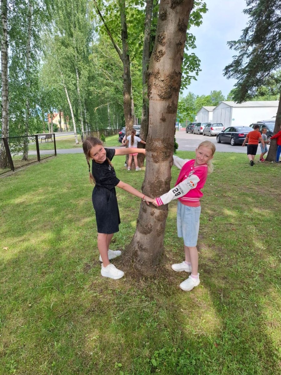 W ramach projektu S.Z.U.M. nasi najmłodsi uczniowie z klas 1-3 wzięli udział w wyjątkowej zabawie edukacyjnej – podchodach ekologicznych. Na terenie szkoły czekały na nich liczne zadania, które nie tylko dostarczyły mnóstwo radości, ale również uczyły, jak dbać o naszą planetę. Dzieci m.in.: rozwiązywały zagadki przyrodnicze, przytulały drzewa, poszukiwały ukrytych figurek zwierząt, wspólnie śpiewały piosenkę o Ziemi, zapisywały ekologiczne hasła – jak pomagać planecie, pokonywały tor przeszkód z ekologicznym przesłaniem. Było radośnie, aktywnie i bardzo zielono.