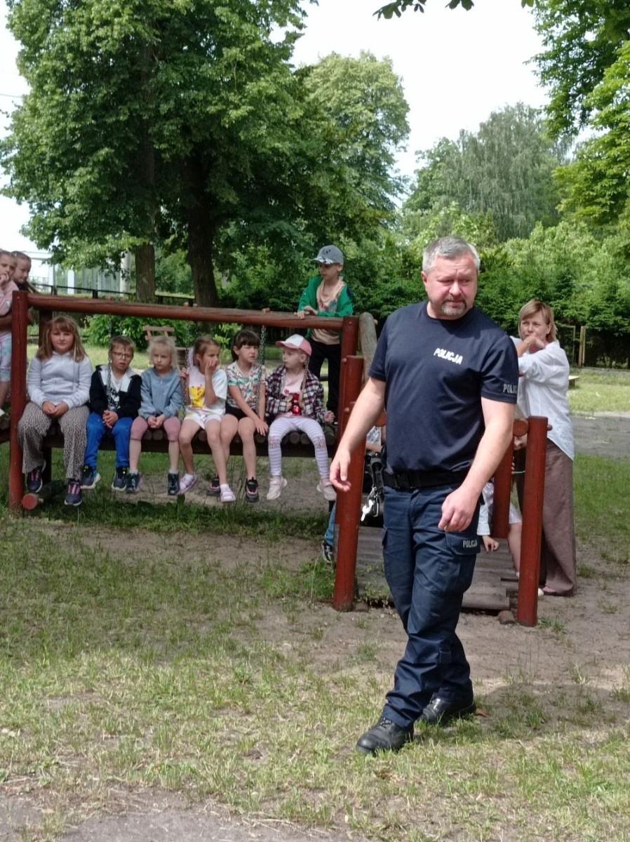 Wakacje to okres, w którym znajdujemy czas na zabawę, odpoczynek i drobne szaleństwa . W tym czasie bierzemy udział w różnych przygodach, wyjazdach i wycieczkach . Jednak wszyscy musimy pamiętać, że dobra zabawa nie zwalnia nas z obowiązku dbania o swoje i innych bezpieczeństwo . Musimy wykazywać zdrowy rozsądek i pamiętać o kluczowych zasadach bezpieczeństwa .
23.06 oddziały przedszkolne w naszej szkole odwiedzili policjanci z pasłęckiego komisariatu, aby przypomnieć dzieciom zasady bezpiecznego zachowania się podczas letniego wypoczynku. Wszyscy przypomnieli sobie zasady poruszania się po drodze i właściwego przechodzenia przez jezdnię; zasady ograniczonego zaufania w stosunku do obcych; jak bezpiecznie i prawidłowo jeździć rowerem oraz jak zachować bezpieczeństwo w domu podczas nieobecności rodziców; jak rozważnie korzystać z kąpielisk w okresie wakacji.