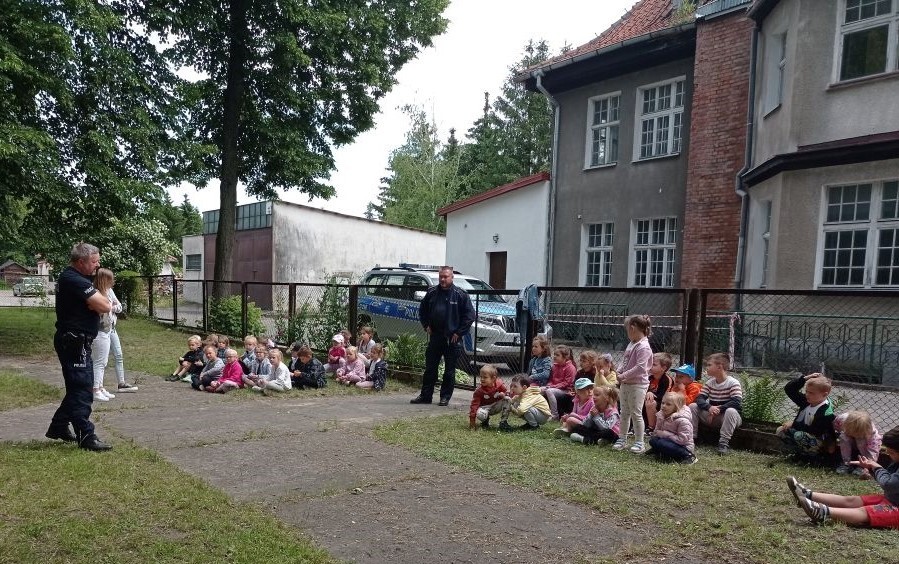 Wakacje to okres, w którym znajdujemy czas na zabawę, odpoczynek i drobne szaleństwa . W tym czasie bierzemy udział w różnych przygodach, wyjazdach i wycieczkach . Jednak wszyscy musimy pamiętać, że dobra zabawa nie zwalnia nas z obowiązku dbania o swoje i innych bezpieczeństwo . Musimy wykazywać zdrowy rozsądek i pamiętać o kluczowych zasadach bezpieczeństwa .
23.06 oddziały przedszkolne w naszej szkole odwiedzili policjanci z pasłęckiego komisariatu, aby przypomnieć dzieciom zasady bezpiecznego zachowania się podczas letniego wypoczynku. Wszyscy przypomnieli sobie zasady poruszania się po drodze i właściwego przechodzenia przez jezdnię; zasady ograniczonego zaufania w stosunku do obcych; jak bezpiecznie i prawidłowo jeździć rowerem oraz jak zachować bezpieczeństwo w domu podczas nieobecności rodziców; jak rozważnie korzystać z kąpielisk w okresie wakacji.