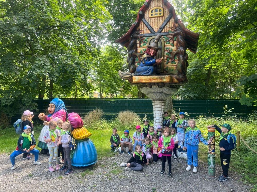 Wycieczka do Dinoparku w Malborku była nie tylko świetną zabawą, ale również wspaniałą lekcją przyrody i historii. Dzieci z grupy „Motylki” jeszcze długo będą wspominać tę niezwykłą przygodę, która na stałe wpisała się w piękne wspomnienia z ich zerówkowego roku.