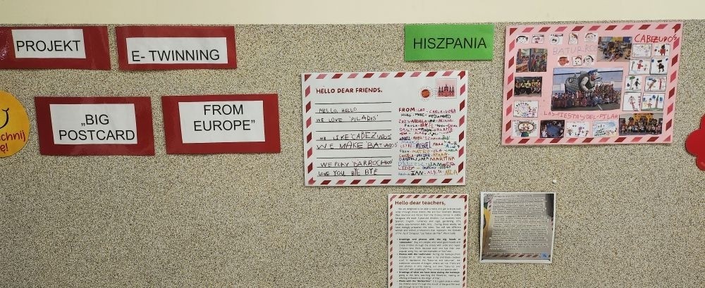 W roku szkolnym 2024/2025 oddziały przedszkolne w SP2 wzięły udział w międzynarodowym projekcie edukacyjnym e Twinning, którego celem było rozwijanie współpracy między placówkami edukacyjnymi oraz wspieranie nauki poprzez nowoczesne technologie i kreatywne działania. Projekt pt. „Big postcard from Europe” realizowany był we współpracy z przedszkolami  z: Hiszpanii, Francji,Grecji,Włoch, Rumunii,Turcji  oraz z przedszkolami z Polski. Celem projektu było poznanie tradycji krajów partnerskich poprzez wykonanie pocztówki przedstawiającej dany kraj oraz przedszkole. Dzięki projektowi dzieci nauczyły się współpracy oraz kształtowały postawę szacunku wobec różnorodności. Projekt zakończył się sukcesem i był źródłem wielu radości, inspiracji oraz pozytywnych emocji zarówno dla dzieci, jak i nauczycieli.


