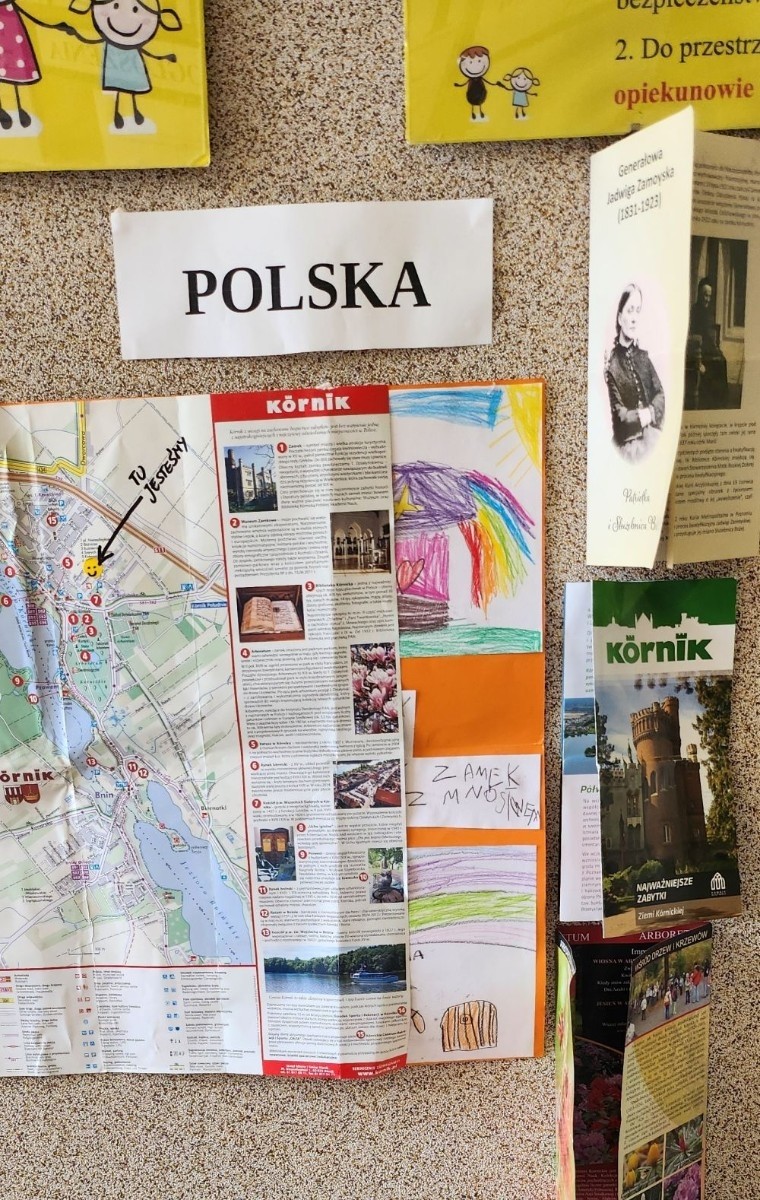 W roku szkolnym 2024/2025 oddziały przedszkolne w SP2 wzięły udział w międzynarodowym projekcie edukacyjnym e Twinning, którego celem było rozwijanie współpracy między placówkami edukacyjnymi oraz wspieranie nauki poprzez nowoczesne technologie i kreatywne działania. Projekt pt. „Big postcard from Europe” realizowany był we współpracy z przedszkolami  z: Hiszpanii, Francji,Grecji,Włoch, Rumunii,Turcji  oraz z przedszkolami z Polski. Celem projektu było poznanie tradycji krajów partnerskich poprzez wykonanie pocztówki przedstawiającej dany kraj oraz przedszkole. Dzięki projektowi dzieci nauczyły się współpracy oraz kształtowały postawę szacunku wobec różnorodności. Projekt zakończył się sukcesem i był źródłem wielu radości, inspiracji oraz pozytywnych emocji zarówno dla dzieci, jak i nauczycieli.

