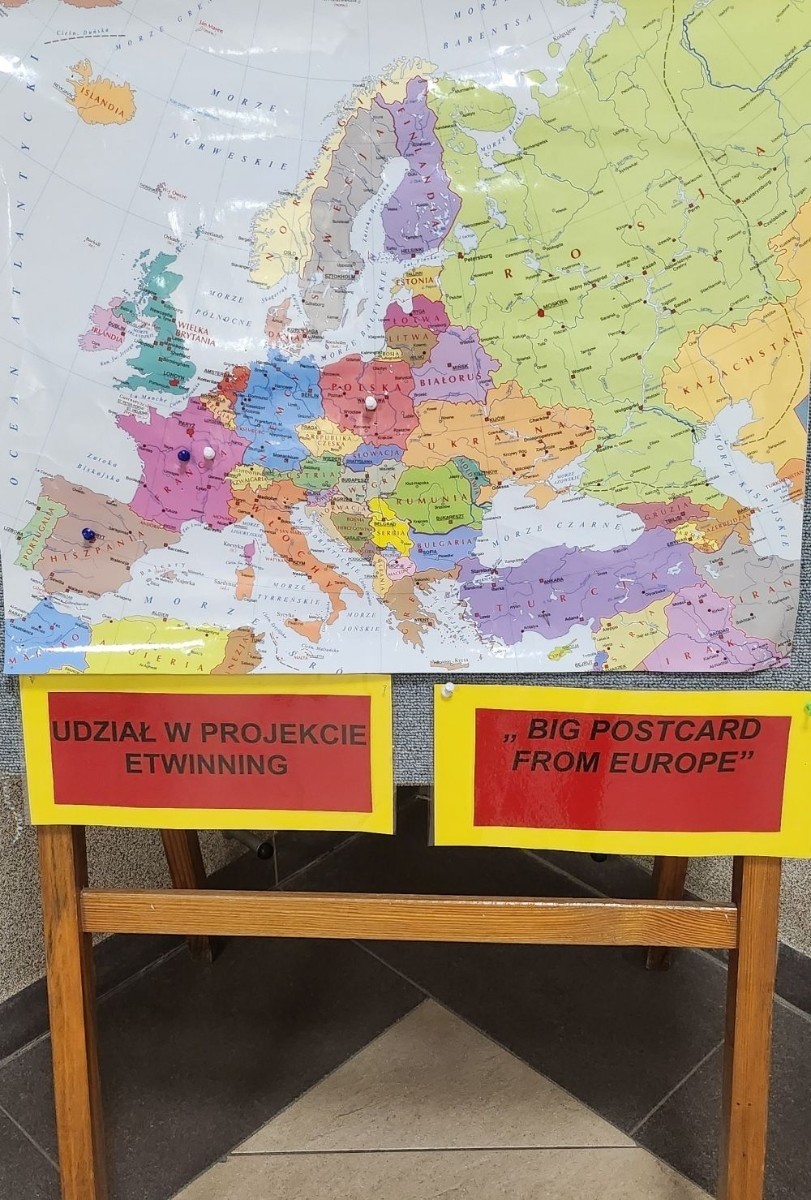 W roku szkolnym 2024/2025 oddziały przedszkolne w SP2 wzięły udział w międzynarodowym projekcie edukacyjnym e Twinning, którego celem było rozwijanie współpracy między placówkami edukacyjnymi oraz wspieranie nauki poprzez nowoczesne technologie i kreatywne działania. Projekt pt. „Big postcard from Europe” realizowany był we współpracy z przedszkolami  z: Hiszpanii, Francji,Grecji,Włoch, Rumunii,Turcji  oraz z przedszkolami z Polski. Celem projektu było poznanie tradycji krajów partnerskich poprzez wykonanie pocztówki przedstawiającej dany kraj oraz przedszkole. Dzięki projektowi dzieci nauczyły się współpracy oraz kształtowały postawę szacunku wobec różnorodności. Projekt zakończył się sukcesem i był źródłem wielu radości, inspiracji oraz pozytywnych emocji zarówno dla dzieci, jak i nauczycieli.

