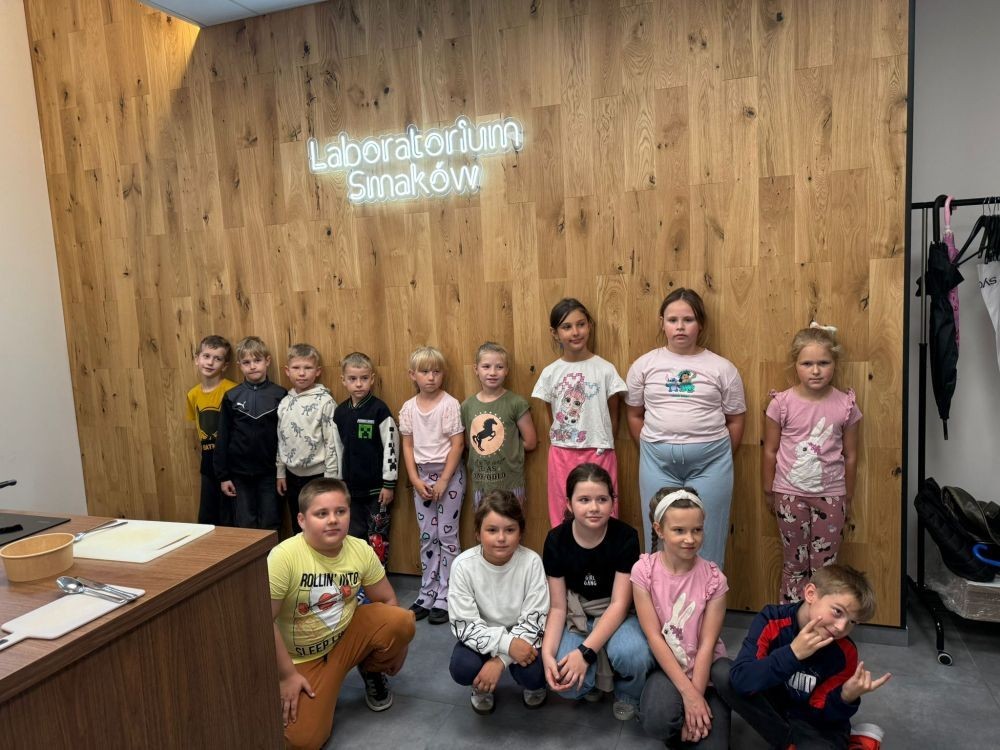 24 czerwca klasa Ib uczestniczyła w wyjątkowych zajęciach kulinarnych w CREP w Pasłęku. Podczas spotkania pani Aneta Sokołowska opowiedziała dzieciom o zasadach zdrowego odżywiania oraz o tym, co powinno znaleźć się w kanapnikach z drugim śniadaniem. Następnie, pod czujnym okiem dorosłych, uczniowie samodzielnie przygotowywali zdrowe pity z mięsem i warzywami – było pysznie, kolorowo i bardzo zdrowo. Mamy nadzieję, że to nie były ostatnie takie zajęcia. 