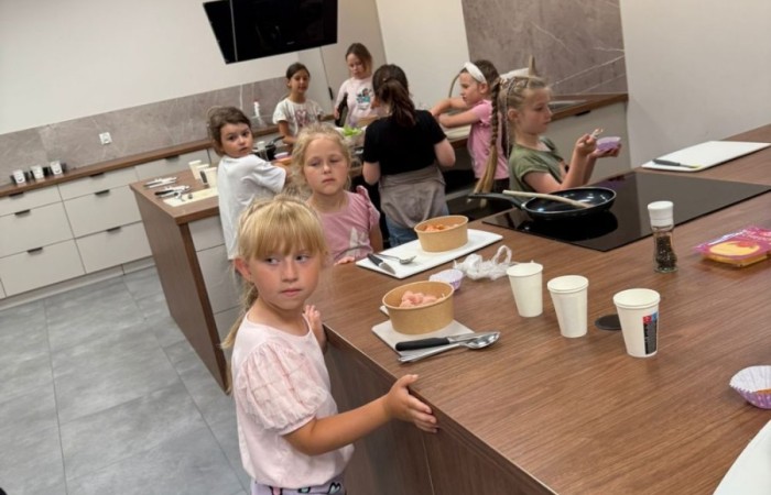 24 czerwca klasa Ib uczestniczyła w wyjątkowych zajęciach kulinarnych w CREP w Pasłęku. Podczas spotkania pani Aneta Sokołowska opowiedziała dzieciom o zasadach zdrowego odżywiania oraz o tym, co powinno znaleźć się w kanapnikach z drugim śniadaniem. Następnie, pod czujnym okiem dorosłych, uczniowie samodzielnie przygotowywali zdrowe pity z mięsem i warzywami – było pysznie, kolorowo i bardzo zdrowo. Mamy nadzieję, że to nie były ostatnie takie zajęcia. 