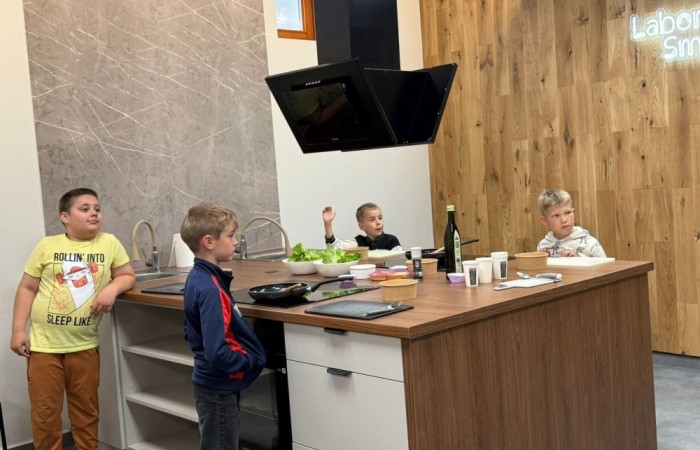 24 czerwca klasa Ib uczestniczyła w wyjątkowych zajęciach kulinarnych w CREP w Pasłęku. Podczas spotkania pani Aneta Sokołowska opowiedziała dzieciom o zasadach zdrowego odżywiania oraz o tym, co powinno znaleźć się w kanapnikach z drugim śniadaniem. Następnie, pod czujnym okiem dorosłych, uczniowie samodzielnie przygotowywali zdrowe pity z mięsem i warzywami – było pysznie, kolorowo i bardzo zdrowo. Mamy nadzieję, że to nie były ostatnie takie zajęcia. 