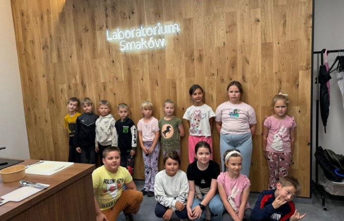 24 czerwca klasa Ib uczestniczyła w wyjątkowych zajęciach kulinarnych w CREP w Pasłęku. Podczas spotkania pani Aneta Sokołowska opowiedziała dzieciom o zasadach zdrowego odżywiania oraz o tym, co powinno znaleźć się w kanapnikach z drugim śniadaniem. Następnie, pod czujnym okiem dorosłych, uczniowie samodzielnie przygotowywali zdrowe pity z mięsem i warzywami – było pysznie, kolorowo i bardzo zdrowo. Mamy nadzieję, że to nie były ostatnie takie zajęcia. 