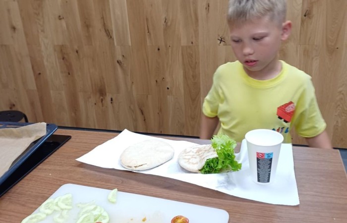 24 czerwca klasa Ib uczestniczyła w wyjątkowych zajęciach kulinarnych w CREP w Pasłęku. Podczas spotkania pani Aneta Sokołowska opowiedziała dzieciom o zasadach zdrowego odżywiania oraz o tym, co powinno znaleźć się w kanapnikach z drugim śniadaniem. Następnie, pod czujnym okiem dorosłych, uczniowie samodzielnie przygotowywali zdrowe pity z mięsem i warzywami – było pysznie, kolorowo i bardzo zdrowo. Mamy nadzieję, że to nie były ostatnie takie zajęcia. 