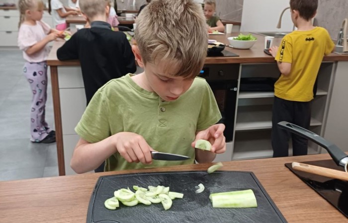 24 czerwca klasa Ib uczestniczyła w wyjątkowych zajęciach kulinarnych w CREP w Pasłęku. Podczas spotkania pani Aneta Sokołowska opowiedziała dzieciom o zasadach zdrowego odżywiania oraz o tym, co powinno znaleźć się w kanapnikach z drugim śniadaniem. Następnie, pod czujnym okiem dorosłych, uczniowie samodzielnie przygotowywali zdrowe pity z mięsem i warzywami – było pysznie, kolorowo i bardzo zdrowo. Mamy nadzieję, że to nie były ostatnie takie zajęcia. 