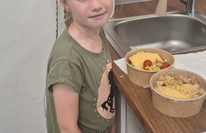 24 czerwca klasa Ib uczestniczyła w wyjątkowych zajęciach kulinarnych w CREP w Pasłęku. Podczas spotkania pani Aneta Sokołowska opowiedziała dzieciom o zasadach zdrowego odżywiania oraz o tym, co powinno znaleźć się w kanapnikach z drugim śniadaniem. Następnie, pod czujnym okiem dorosłych, uczniowie samodzielnie przygotowywali zdrowe pity z mięsem i warzywami – było pysznie, kolorowo i bardzo zdrowo. Mamy nadzieję, że to nie były ostatnie takie zajęcia. 