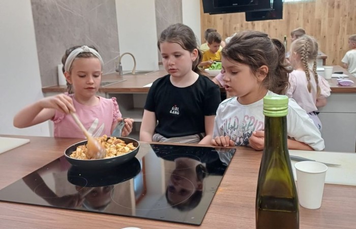 24 czerwca klasa Ib uczestniczyła w wyjątkowych zajęciach kulinarnych w CREP w Pasłęku. Podczas spotkania pani Aneta Sokołowska opowiedziała dzieciom o zasadach zdrowego odżywiania oraz o tym, co powinno znaleźć się w kanapnikach z drugim śniadaniem. Następnie, pod czujnym okiem dorosłych, uczniowie samodzielnie przygotowywali zdrowe pity z mięsem i warzywami – było pysznie, kolorowo i bardzo zdrowo. Mamy nadzieję, że to nie były ostatnie takie zajęcia. 