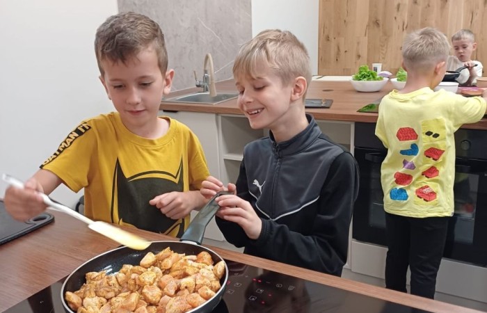 24 czerwca klasa Ib uczestniczyła w wyjątkowych zajęciach kulinarnych w CREP w Pasłęku. Podczas spotkania pani Aneta Sokołowska opowiedziała dzieciom o zasadach zdrowego odżywiania oraz o tym, co powinno znaleźć się w kanapnikach z drugim śniadaniem. Następnie, pod czujnym okiem dorosłych, uczniowie samodzielnie przygotowywali zdrowe pity z mięsem i warzywami – było pysznie, kolorowo i bardzo zdrowo. Mamy nadzieję, że to nie były ostatnie takie zajęcia. 