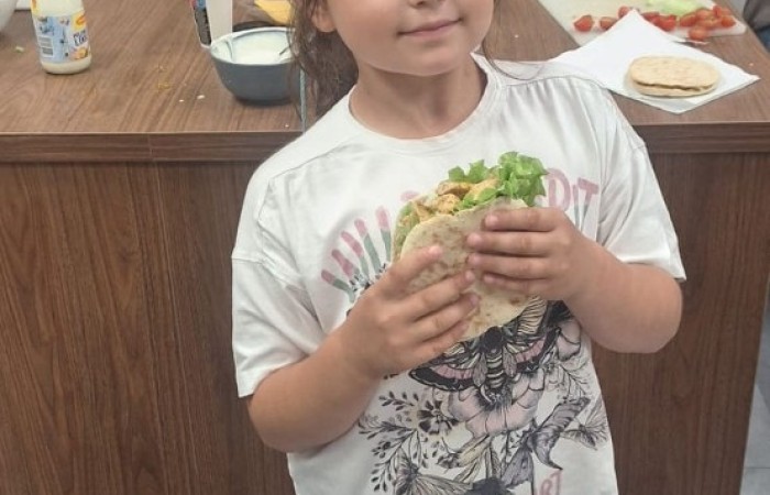 24 czerwca klasa Ib uczestniczyła w wyjątkowych zajęciach kulinarnych w CREP w Pasłęku. Podczas spotkania pani Aneta Sokołowska opowiedziała dzieciom o zasadach zdrowego odżywiania oraz o tym, co powinno znaleźć się w kanapnikach z drugim śniadaniem. Następnie, pod czujnym okiem dorosłych, uczniowie samodzielnie przygotowywali zdrowe pity z mięsem i warzywami – było pysznie, kolorowo i bardzo zdrowo. Mamy nadzieję, że to nie były ostatnie takie zajęcia. 